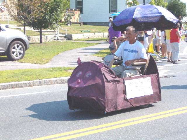 parade float that looks like a pig roat grill